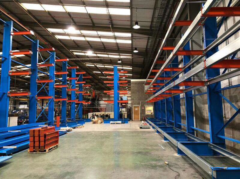 Как консольные стеллажи могут революционизировать хранение длинномерных предметов?